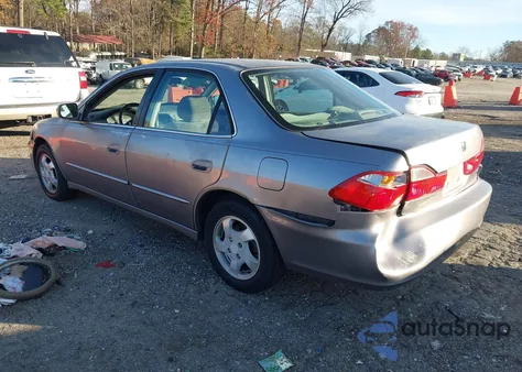 2000 Honda Accord 2.3 Ex z USA, uszkodzony, nr VIN 1HGCG5655YA102748